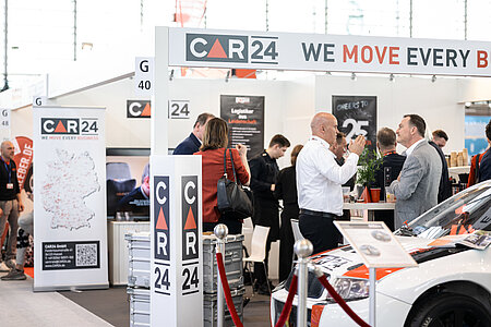 Car24 Messestand mit Menschen im Gespräch