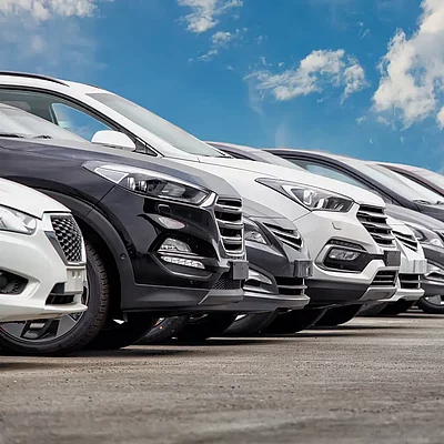 Mehrere Autos parken in einer Reihe nebeneinander