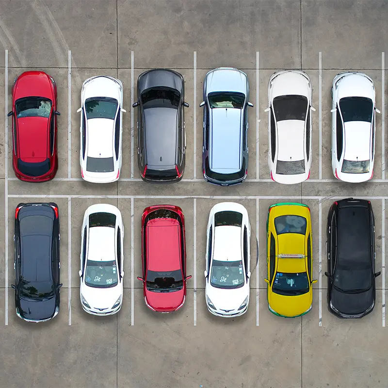 Luftaufnahme von parkenden Autos