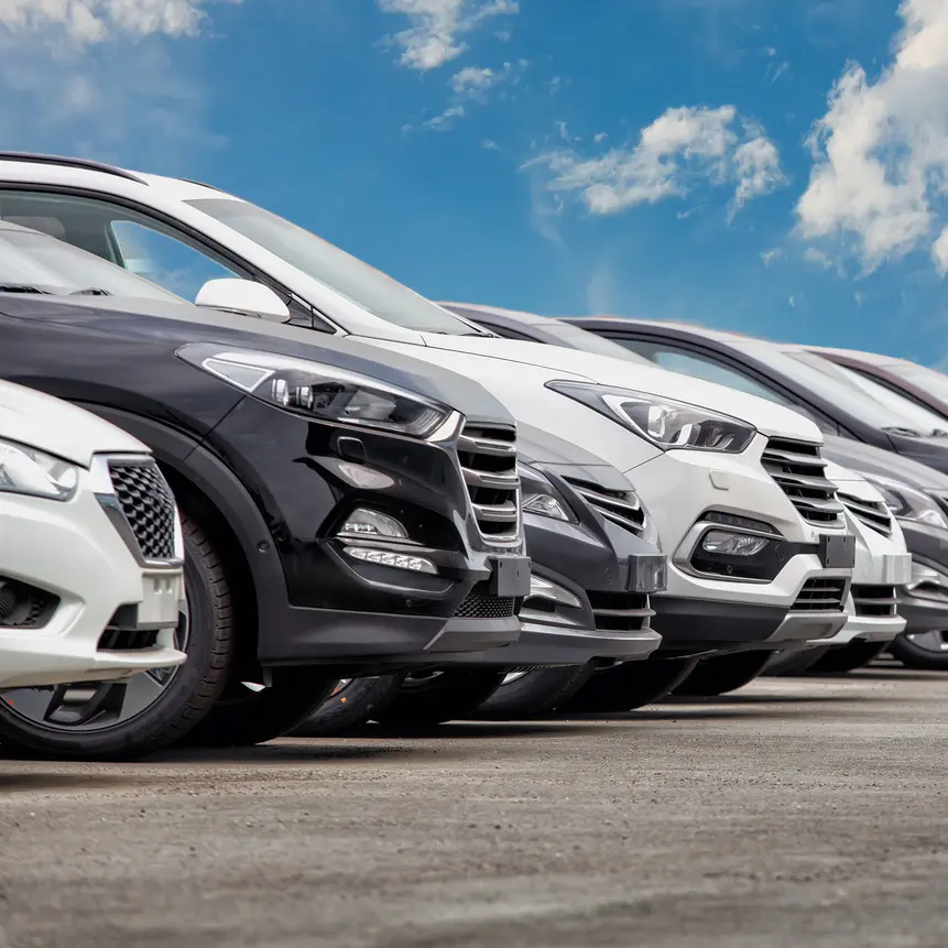 Mehrere Autos parken in einer Reihe nebeneinander