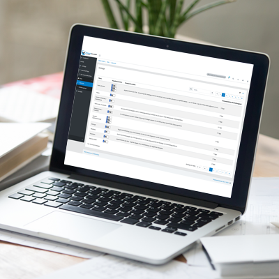 Bild zeigt ein Formular das ausgefüllt wird. Auf dem Formular liegt ein Autoschlüssel.